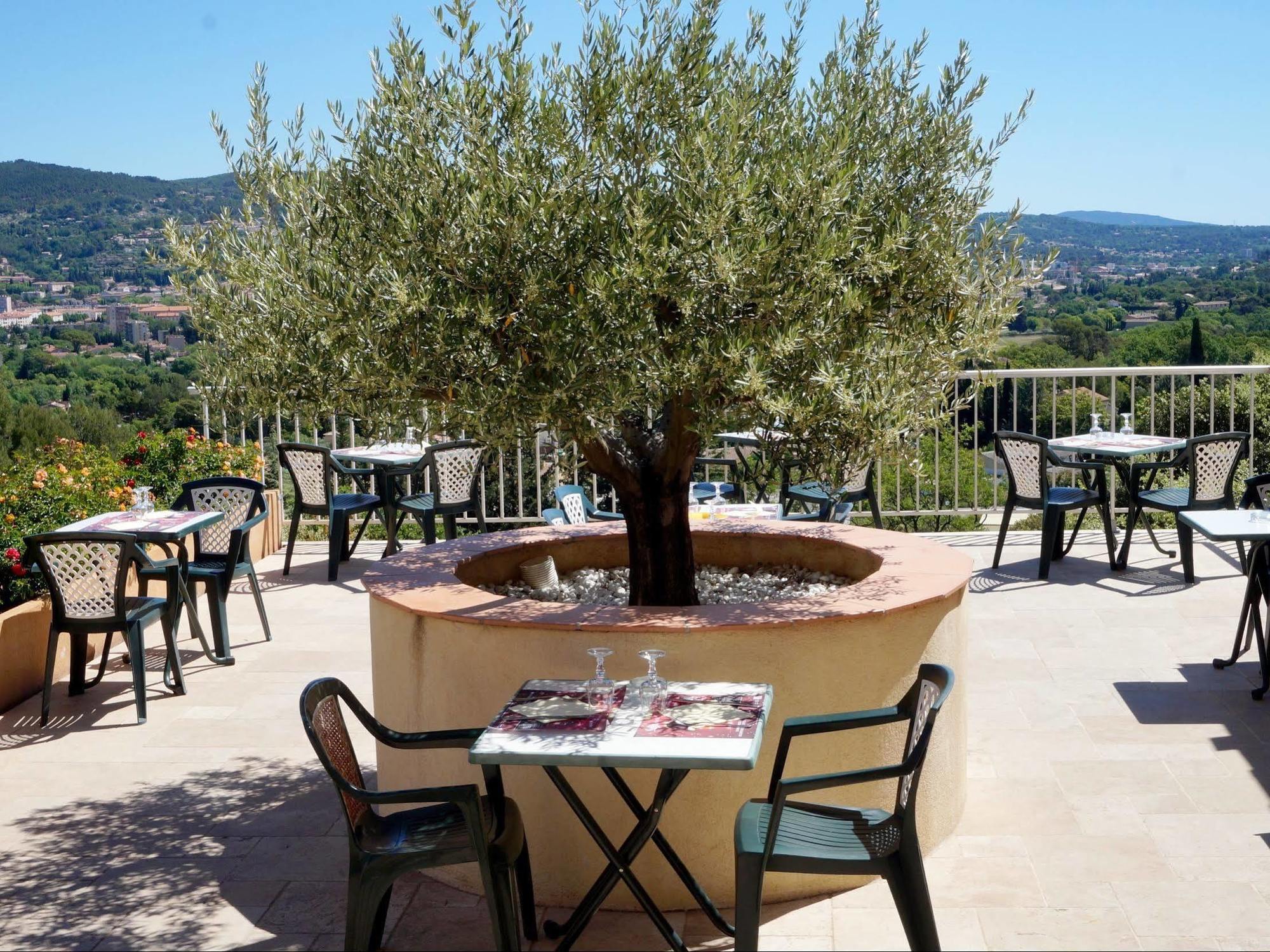 Logis Hotel Le Col De L'Ange Драгиньян Экстерьер фото